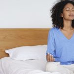 paciência mulher em posição de meditação na cama