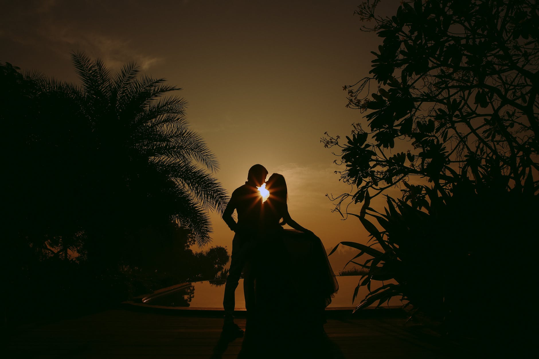 silhouette of romantic couple at sunset posso me apaixonar? claro pode, aqui e na internet.. onde você quiser.