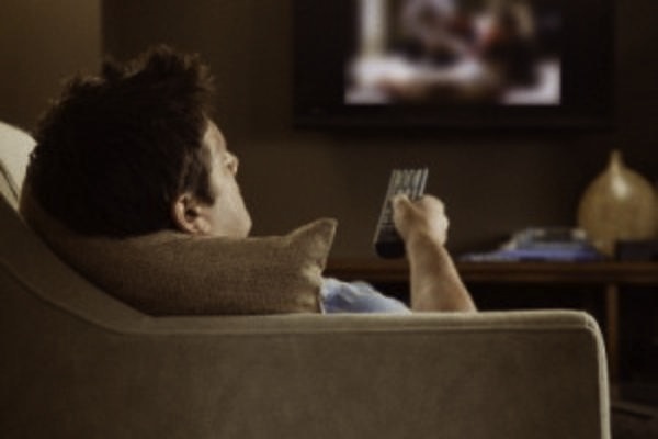 procrastinação, auto-sabotagem, preguiça, pessoa vendo tv