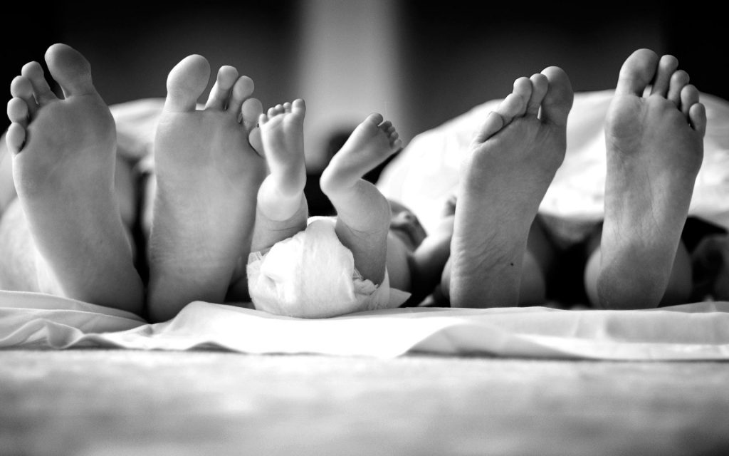 simbiose, pai mãe bebe, pés na cama