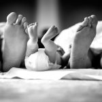 simbiose, pai mãe bebe, pés na cama