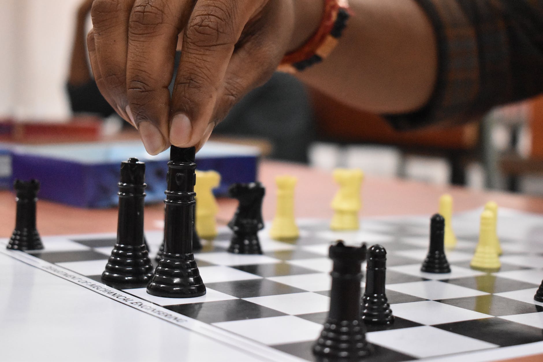black and yellow chess pieces decisões no amor