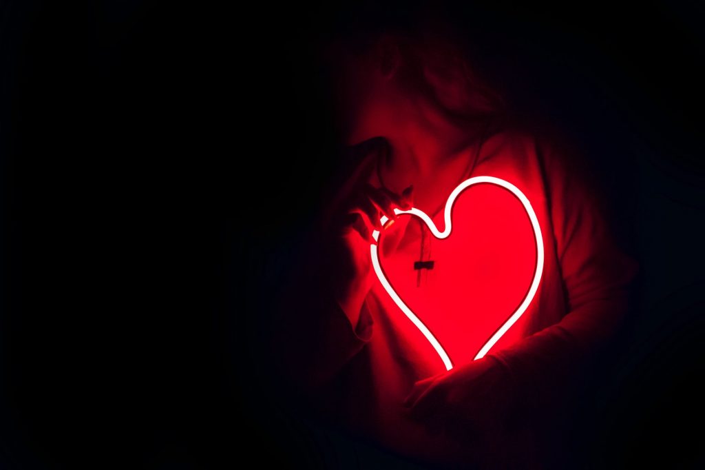 heart shaped red neon signage o amor não é suficiente no psico.online