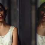 woman wearing white scoop neck tank dress with reflection to mirror espelho espelho meu no psico.online blog sobre aquilo que não gosto de ver no espelho