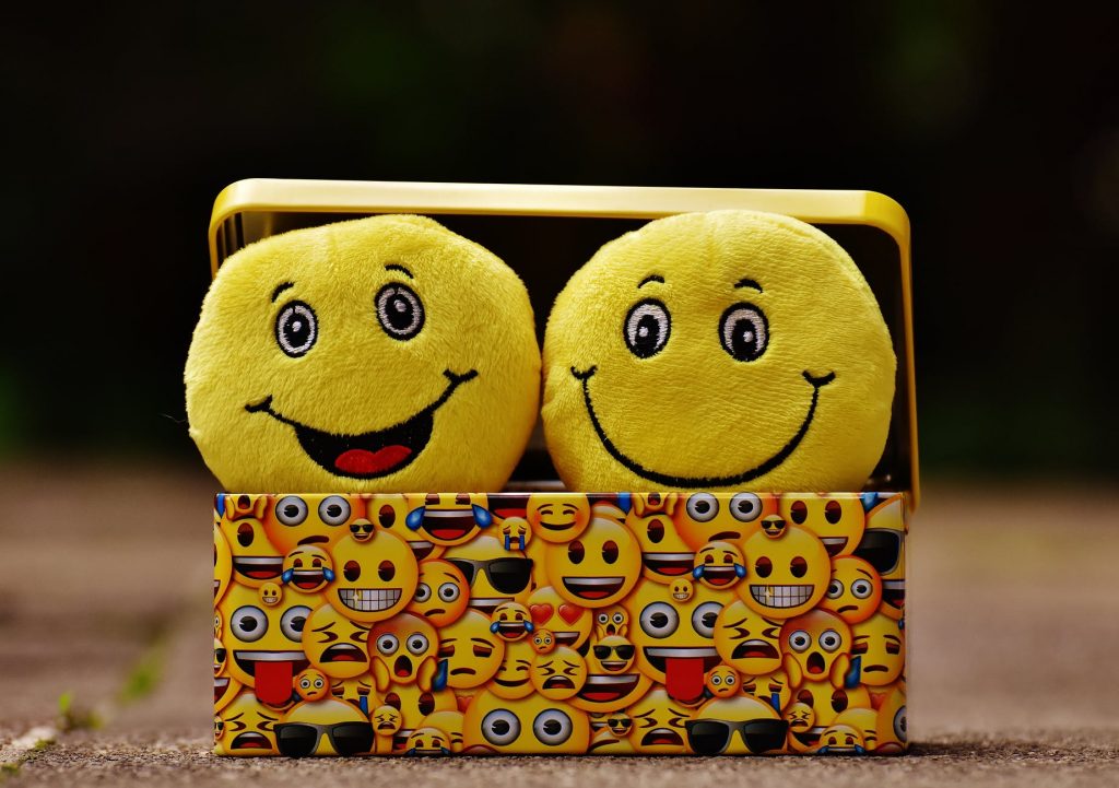 two yellow emoji on yellow case não sei como me sinto