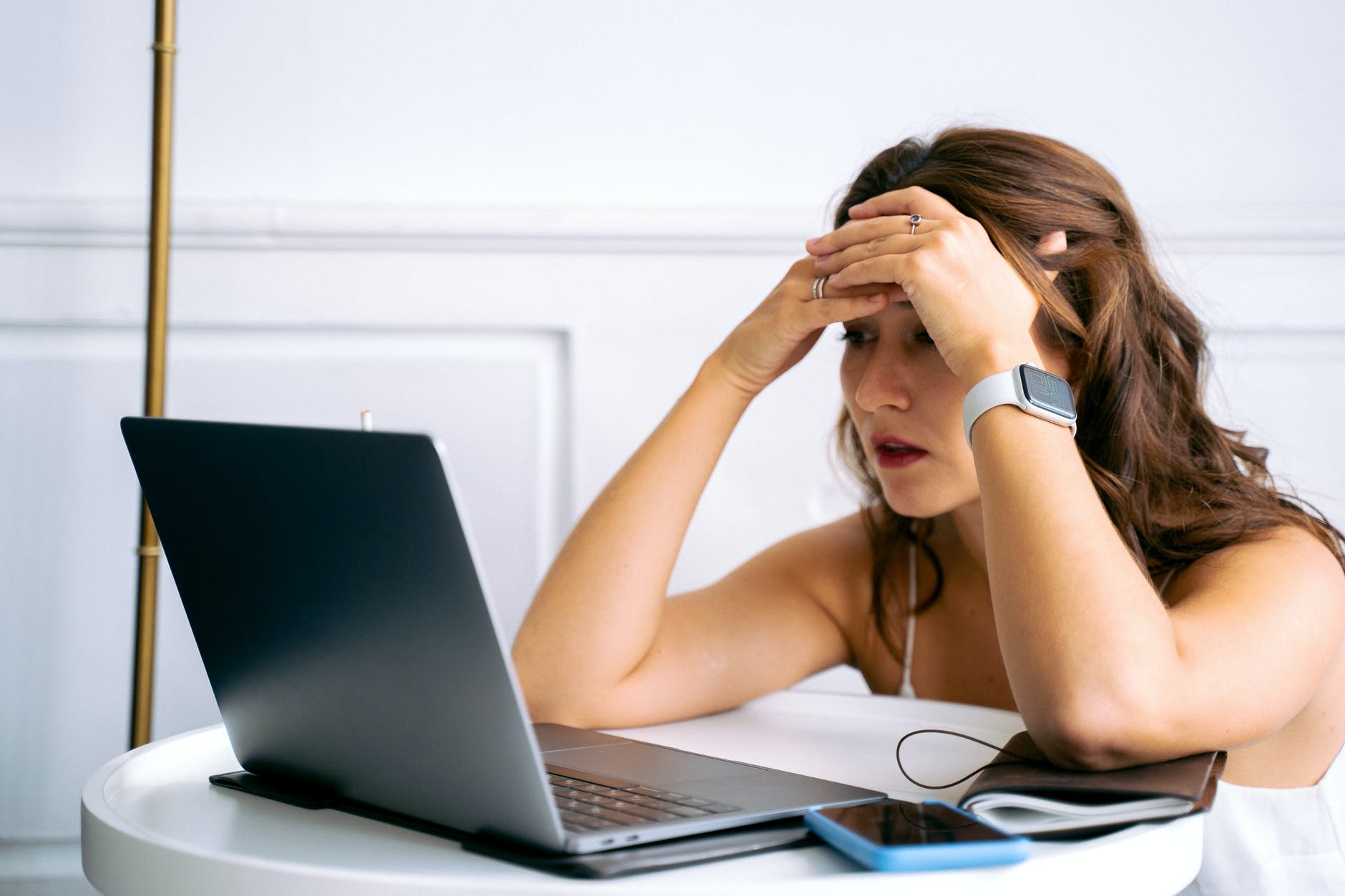 woman relaxation laptop internet burnout e produtividade tóxica