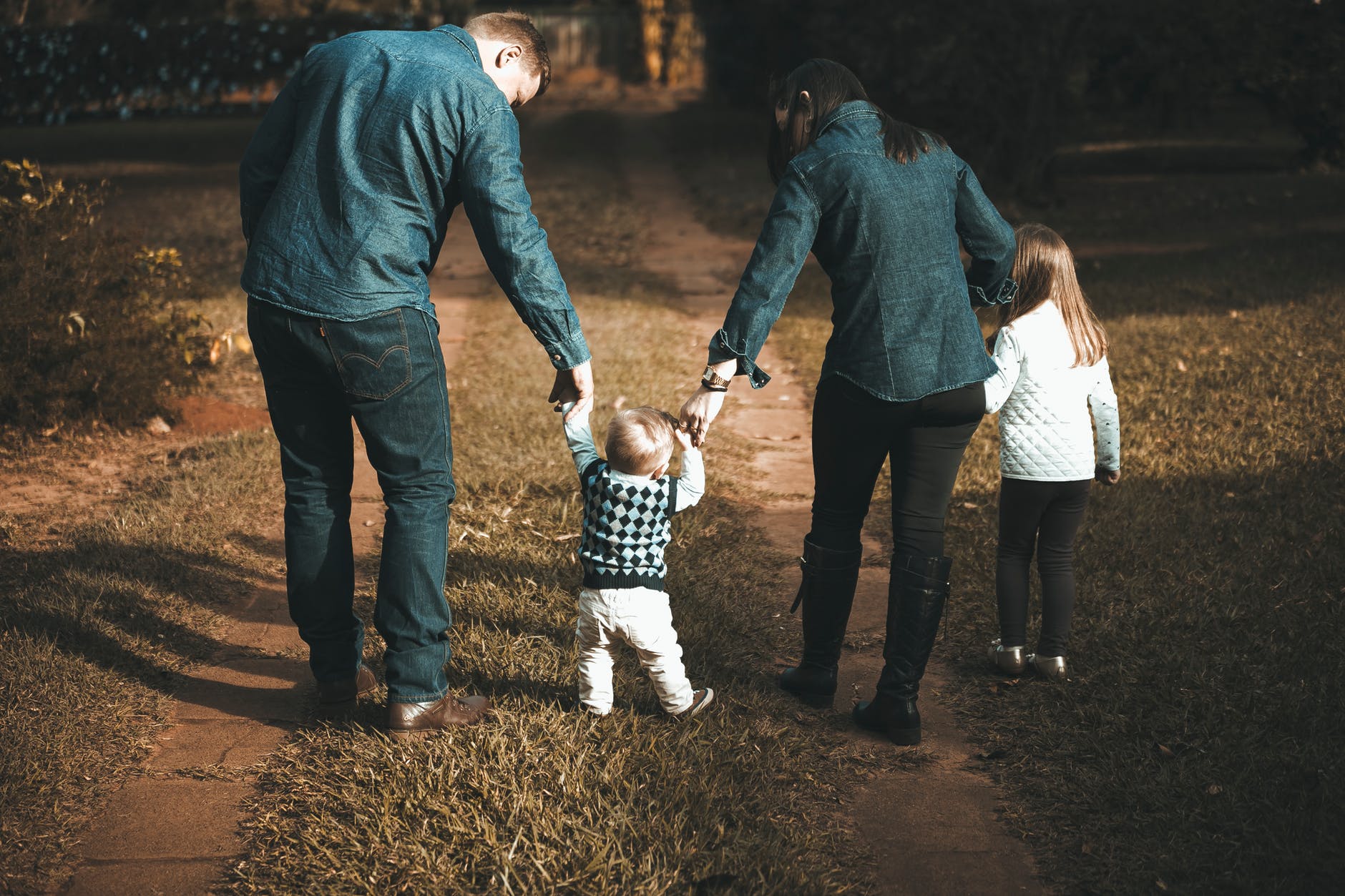 family walking on path ter filhos
