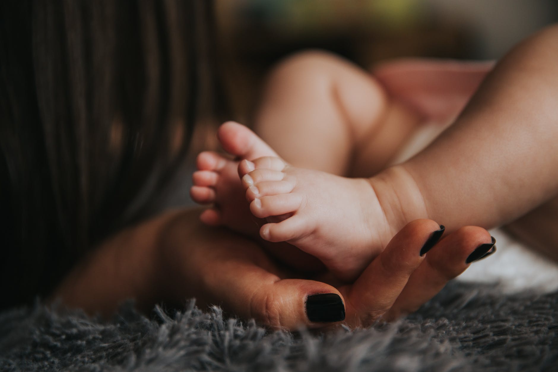affection baby barefoot blur depressão pós-parto
