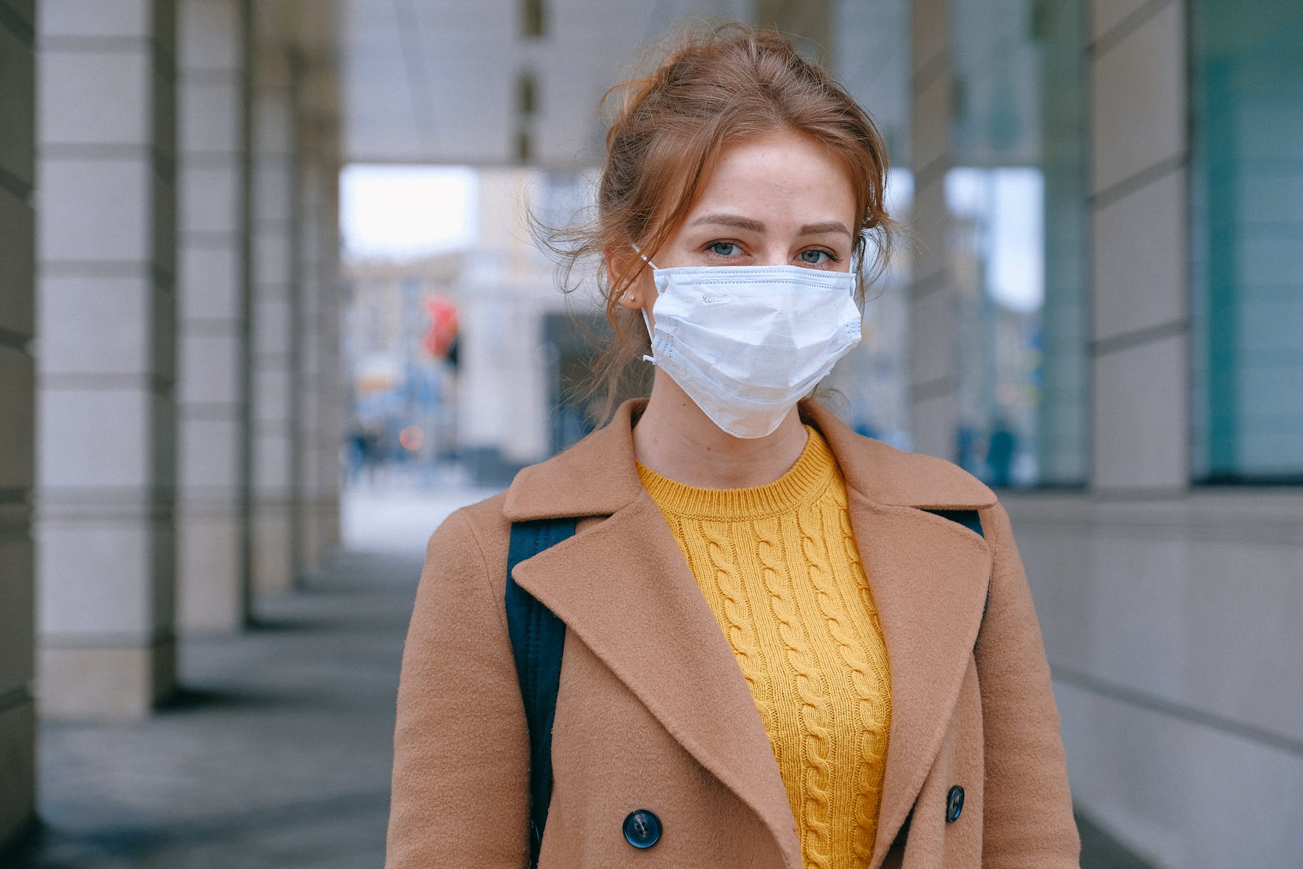 woman wearing face mask doença