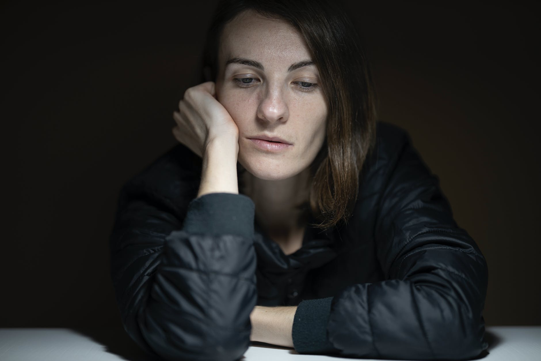 woman in black jacket depressão
