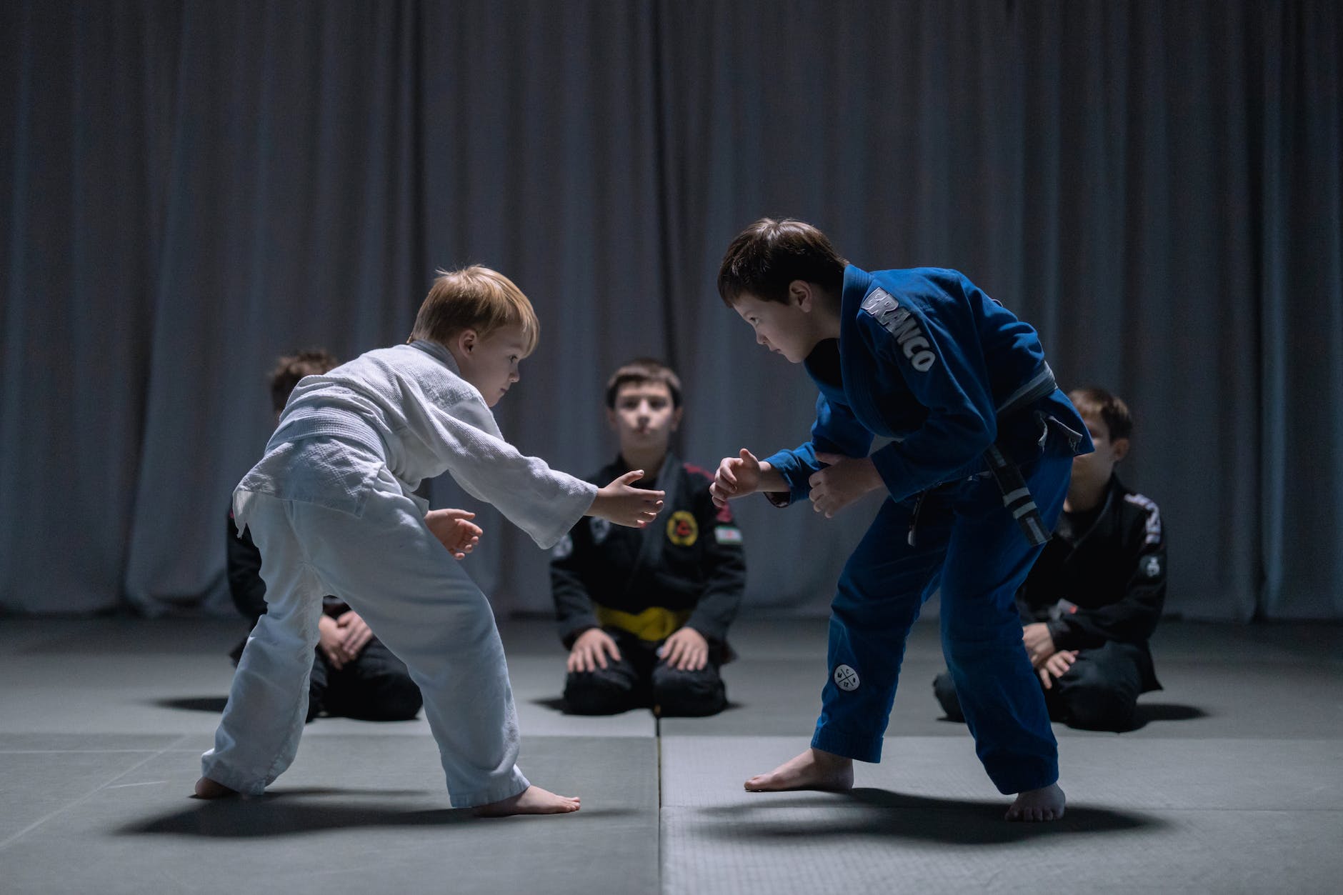 kids practicing martial arts - disciplina
