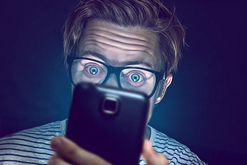 excesso de informações, pessoa com celular