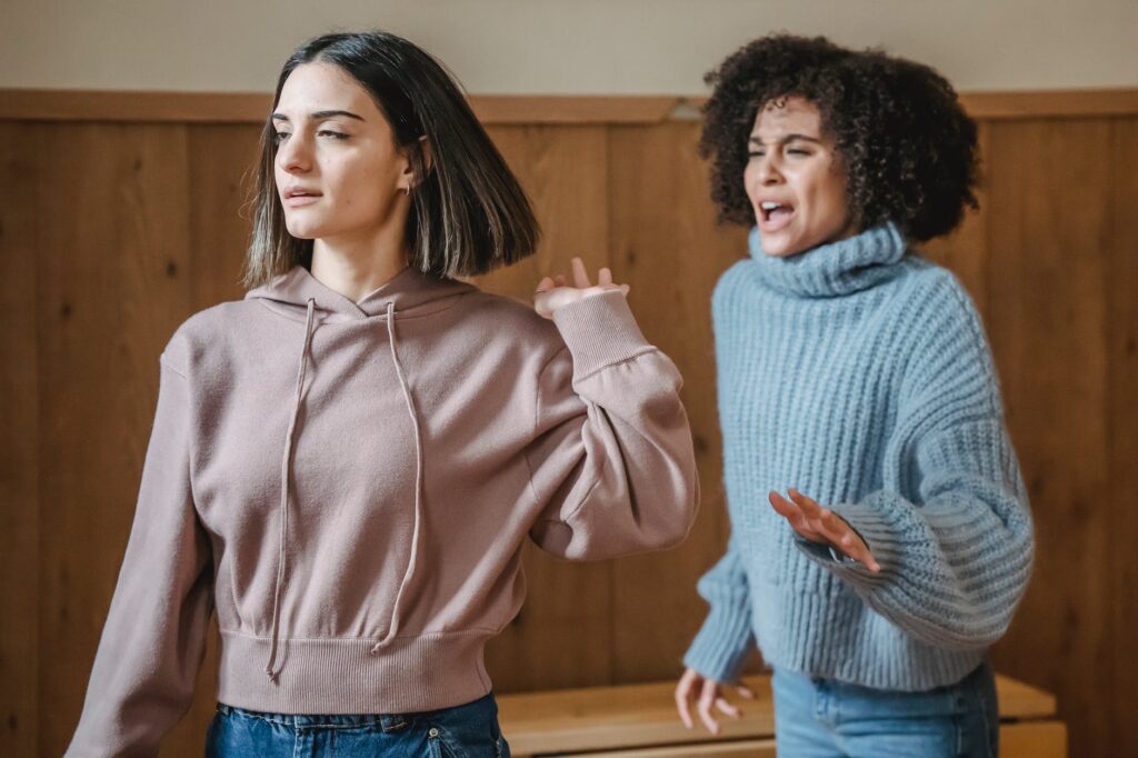 multiethnic women fighting in room a ignorância é uma benção