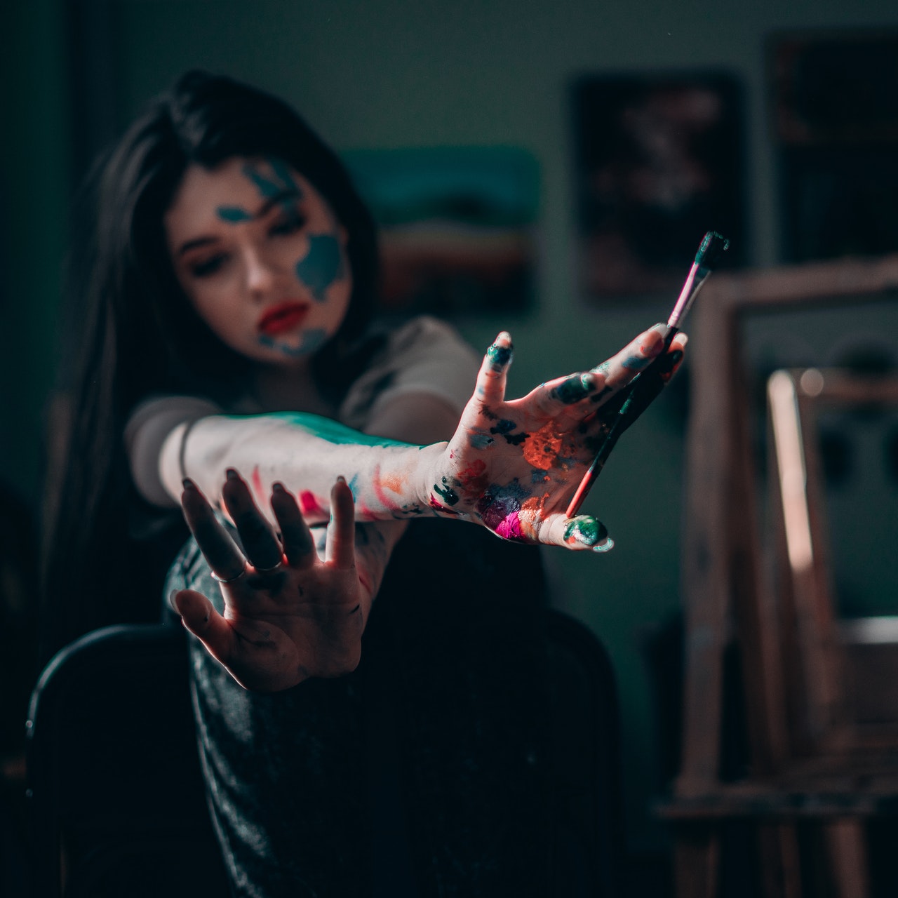 arteterapia no psico.online - mulher segurando o pincel