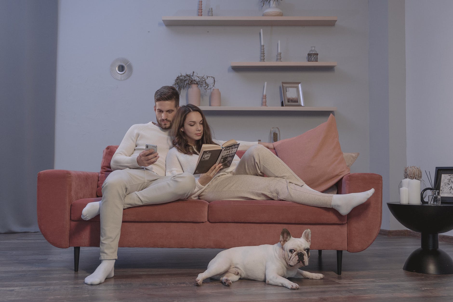 man and woman sitting on couch dependência emocional