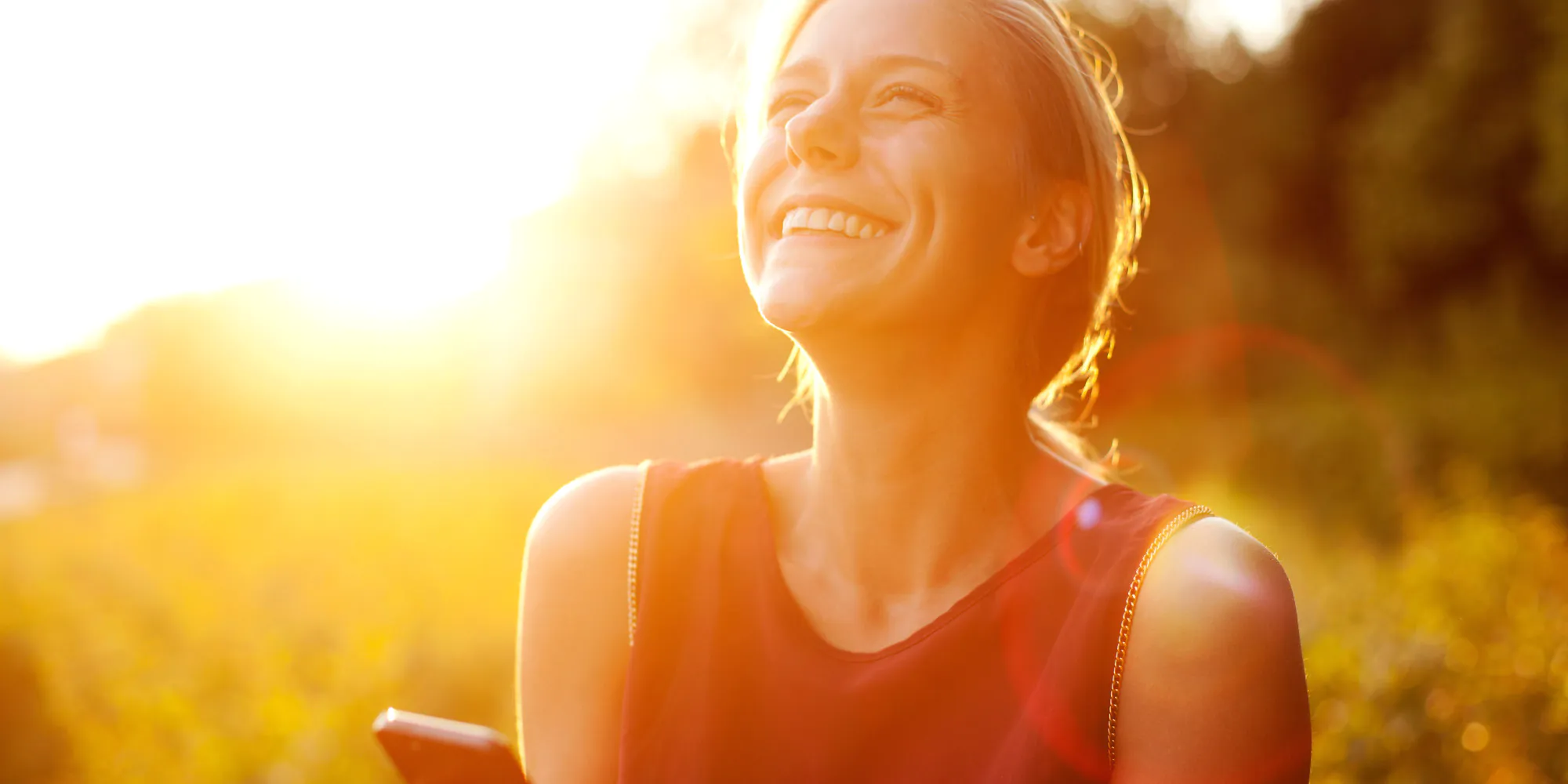receita de felicidade, psico.online, mulher feliz, mulher sorrindo, pessoa sorridente