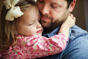 complexo de electra, amor de filha, pai e filha abraçados, abraço, relação paterna, relação pai e filha