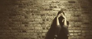 culpa, sentimento de culpa, sofrimento emocional, tristeza, perdão, perdoar, mulher triste, pessoa chorando