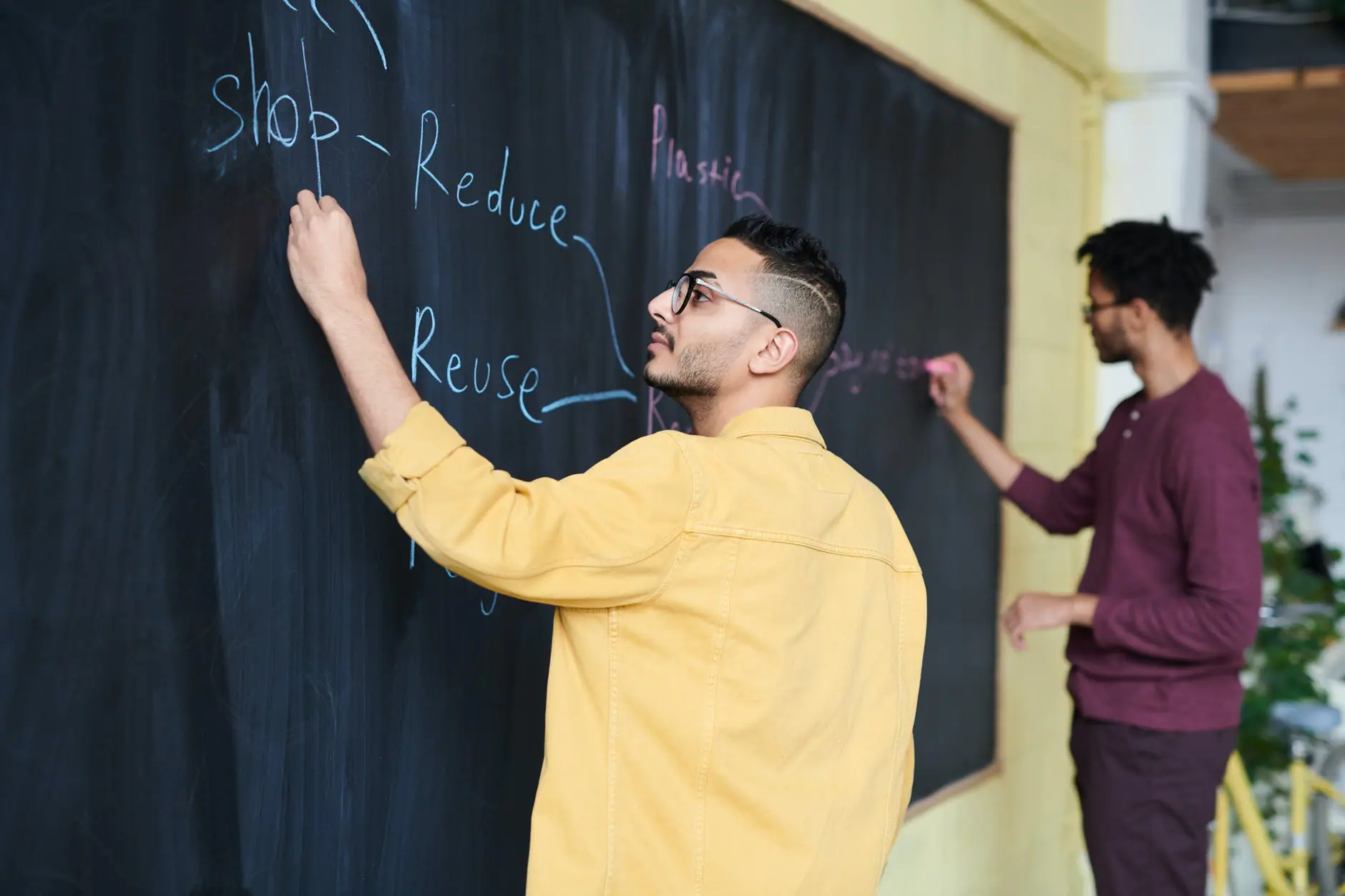 men writing on board - se abrir sobre um mapa mental é uma dica para entender o que está sentindo - psico.online